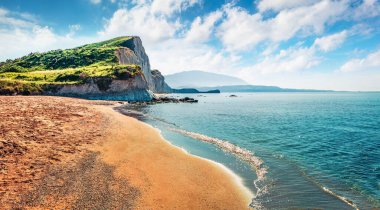 Ünlü Xi Sahili 'nin egzotik bahar manzarası. Sefalonya adası, Yunanistan, Avrupa 'nın güneşli sabah manzarası. İyon Denizi 'nin parlak deniz manzarası. Seyahat konsepti arka planı.