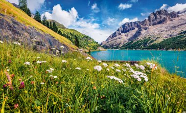 Fedaia Gölü 'nün göz kamaştırıcı sabah manzarası. Dolomiti Alpleri, Gran Poz bölgesi Trentino-Alto Adige / Sudtirol bölgesi, İtalya, Avrupa. Doğa konseptinin güzelliği.