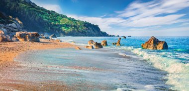 Avali Sahili 'nin panoramik yaz manzarası. İyon Denizi 'nin büyüleyici sabah deniz manzarası. Lefkada Adası, Yunanistan, Avrupa 'nın heyecan verici açık hava sahnesi. Doğa konseptinin güzelliği.