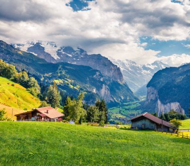 Wengen köyünün renkli yaz manzarası. İsviçre Alpleri 'nde dramatik bir açık hava sahnesi, Bern, İsviçre, Avrupa kantonunda Bernese Oberland. İşlenmiş fotoğraf sonrası sanatsal stil.