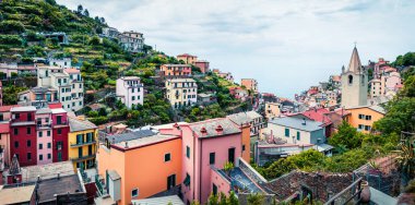 Tepe şehirlerinin ilk şehri, Riomaggiore. Liguria, İtalya ve Avrupa 'nın resimli bahar manzarası. Seyahat konsepti arka planı. 