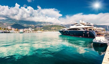 Budva yoğunluğunun güneşli yaz manzarası. Adriyatik denizi, Karadağ ve Avrupa 'nın aydınlık deniz manzarası. Akdeniz ülkelerinin güzel dünyası. Seyahat konsepti arka planı.