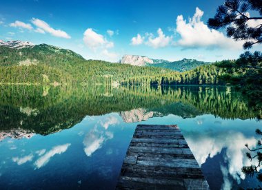 Kara Göl 'ün (Crno Jezero) resimli sabah manzarası. Karadağ 'ın Zabljak kenti Durmitor Nacionalni Park' ın muhteşem yaz manzarası. Doğa konseptinin güzelliği.