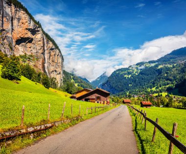 Lauterbrunnen köyündeki muhteşem şelale manzarası. İsviçre Alpleri 'nde muhteşem bir açık hava sahnesi, Bern, İsviçre, Avrupa kantonunda Bernese Oberland. Kırsal konseptin güzelliği.