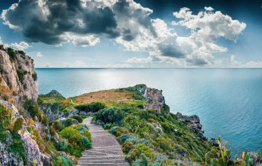 Milazzo Burnu 'nun dramatik bahar sahnesi, doğa rezervi Piscina di Venere, Sicilya, İtalya, Avrupa. Akdeniz 'in resimli deniz manzarası. Doğa konseptinin güzelliği