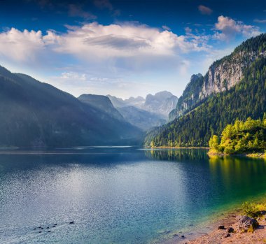 Vorderer Gosausee Gölü 'nde Dachstein Buzulu manzaralı güneşli bir yaz sabahı. Avusturya Alpleri 'ndeki renkli açık hava sahnesi, Yukarı Avusturya' daki Gosau Vadisi 'ndeki Salzkammergut tatil beldesi,. 