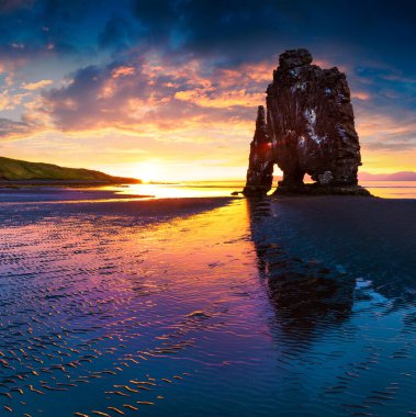 Vatnsnes yarımadasının doğu kıyısındaki Hvitserkur bazalt yığını. Kuzeybatı İzlanda, Avrupa 'da renkli bir yaz gündoğumu. İşlenmiş fotoğraf sonrası sanatsal stil.