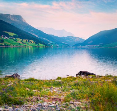 Resia (Reschensee) gölünün muhteşem yaz manzarası. Sabah sisinde Resia köyü, Bolzano ili - Güney Tyro, İtalya, Avrupa. Doğa konseptinin güzelliği