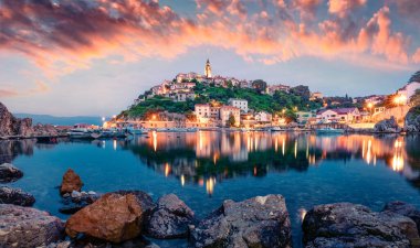 Vrbnik şehrinin nefes kesici akşam manzarası. Adriyatik Denizi, Krk Adası, Kvarner Körfezi takımadaları, Hırvatistan ve Avrupa 'nın dramatik yaz mevsimi. Akdeniz ülkelerinin güzel dünyası. Seyahat konsepti arka planı.