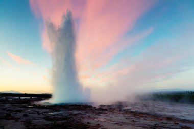 Laugarfjall Tepesi 'nin yamaçlarındaki Haukadalur vadisinde Büyük Geysir' in patlaması var. Erlie Morning, Güneybatı İzlanda, Avrupa 'da. İşlenmiş fotoğraf sonrası sanatsal stil.