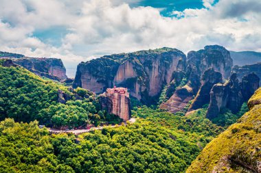 UNESCO Dünya Mirası sitesi Meteora 'nın nefes kesici yaz manzarası. Kaya sütunlarının üzerine inşa edilmiş Doğu Ortodoks manastırlarının renkli sabah manzarası. Kalambaka köyünün yeri, Yunanistan, Avrupa.