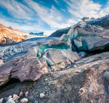 Rhone buzulunun inanılmaz yaz manzarası. İsviçre Alpleri, Bern Kantonu, İsviçre, Avrupa 'da güneşli bir sabah sahnesi. Dağlarda eriyen buzlar. Doğa konseptinin güzelliği