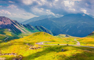 Grossglockner Dağları 'nın yaz sabahı manzarası Grossglockner High Alpine Yolu' ndan. Avusturya Alpleri 'nde güneşli bir açık hava sahnesi, Zell am See bölgesi, Avusturya, Avrupa' da Salzburg eyaleti. İşlenmiş fotoğraf sonrası sanatsal stil.
