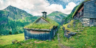 Norveçli tipik çayır çatılı ahşap ev Seven Sister şelalesi yakınlarında. Norveç, Avrupa 'nın renkli yaz kremi. Kırsal konseptin güzelliği. Instagram filtre tonu.