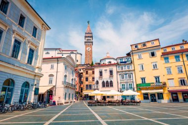 Eski şehir Piran 'daki Tartini Meydanı' nın güneşli yaz manzarası. Slovenya, Avrupa 'da muhteşem bir bahar sabahı. Seyahat konsepti geçmişi. Muhteşem Akdeniz manzarası.