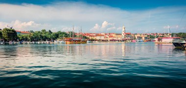 Krk limanının panoramik sabah manzarası. Adriyatik Denizi, Krk Adası, Hırvatistan ve Avrupa 'nın inanılmaz yaz deniz manzarası. Akdeniz ülkelerinin güzel dünyası.