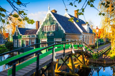 Zaanse Schans 'ta güneşli bahar sahnesi. Tipik Hollanda binasının güzel sabah manzarası, Zaandam köyü konumu, Hollanda, Avrupa. Kırsal konseptin güzelliği.