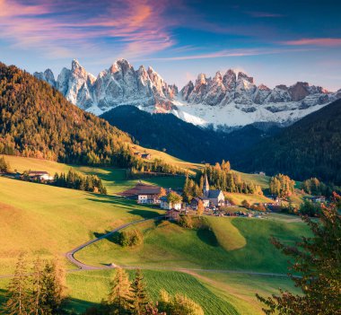 Geisler veya Odle Dolomites Grubu 'nun önündeki Santa Maddalena köyünün muhteşem manzarası. Dolomite Alpleri, İtalya ve Avrupa 'da renkli sonbahar günbatımı. İşlenmiş fotoğraf sonrası sanatsal stil