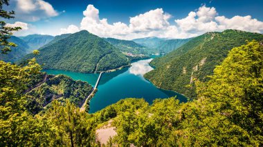 Pivsko Gölü 'nün büyüleyici yaz manzarası. Pluzine kasabası, Karadağ, Avrupa 'daki Piva Nehri kanyonunun inanılmaz sabah manzarası. Akdeniz ülkelerinin güzel dünyası. Seyahat konsepti arka planı.