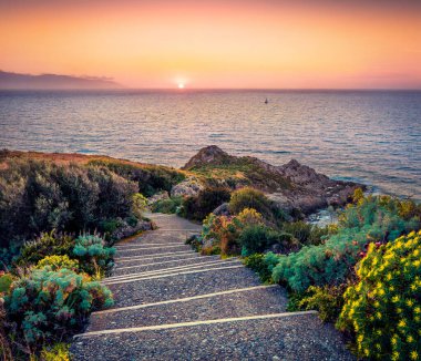 Milazzo Pelerini 'nin harika bahar sahnesi. Doğa koruma alanı Piscina di Venere, Sicilya, İtalya, Avrupa 'da inanılmaz gün batımı. Akdeniz 'in resimli akşam deniz manzarası. Doğa konseptinin güzelliği.