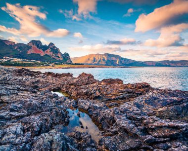 Bue Marino Sahili 'nin güzel sabah manzarası. Sicilya, Macari köyü, San Vito burnu, Trapani ili, İtalya, Avrupa 'da çekici bir gün doğumu. Akdeniz 'in muhteşem deniz manzarası.