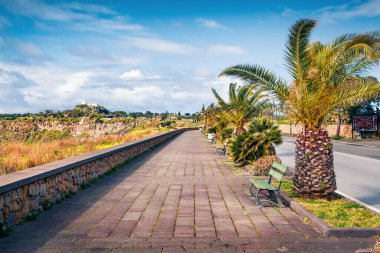 Milazzo 'nun sabah sahnesinde doğa rezervi Piscina di Venere, Sicilya, İtalya, Avrupa. Akdeniz 'in muhteşem ilkbahar manzarası. Doğa konseptinin güzelliği. 