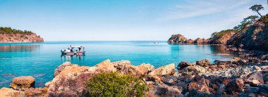 Türkiye 'de muhteşem Akdeniz manzarası. Antalya ilinin Kemer ilçesine bağlı Tekirova köyü yakınlarındaki küçük bir gök mavisi hangarının panoraması. Doğa konseptinin güzelliği.