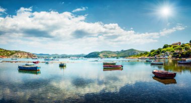 Nuevo Loca Sahili 'nin muhteşem bahar manzarası. Ege Denizi 'nin güneşli sabah deniz manzarası, Palaia Fokaia konumu, Yunanistan, Avrupa. Doğa konseptinin güzelliği. Orton Efekti