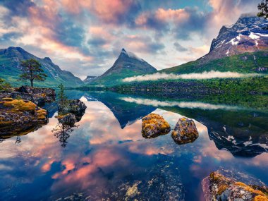 Innerdalsvatna Gölü 'nde etkileyici bir yaz gündoğumu. Norveç, Avrupa 'da renkli bir sabah sahnesi. Doğa konseptinin güzelliği. İşlenmiş fotoğraf sonrası sanatsal stil.