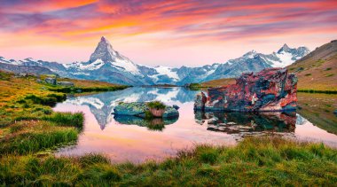 Stellisee Gölü 'nün renkli yaz manzarası. Güneş doğmadan birkaç dakika önce. İsviçre Alpleri, İsviçre, Avrupa 'da Matterhorn (Monte Cervino, Mont Cervin) ile harika açık hava sahnesi.