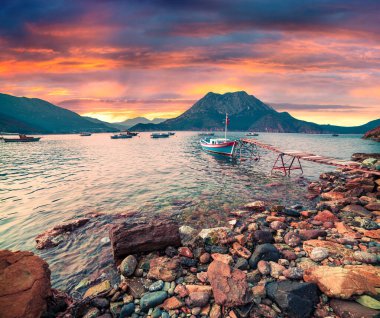 Türkiye 'de resim gibi Akdeniz manzarası. Musa Dağı manzaralı Adrasan Körfezi 'nde renkli bahar günbatımı. İşlenmiş fotoğraf sonrası sanatsal stil.