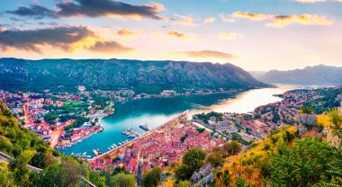 Saint John Kilisesi 'ne giden Eski Kasaba yolunda Kotor Körfezi' nin muhteşem bir manzarası ve aynı adı taşıyan Karadağ 'ın Kotor kenti var. Kotor limanında fantastik bir yaz günbatımı. 