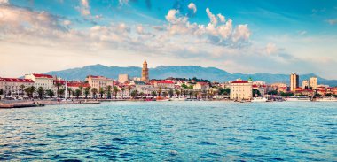 Diocletian sarayı olan Split şehrinin renkli akşam manzarası. Adriyatik, Hırvatistan ve Avrupa 'nın büyüleyici yaz deniz manzarası. Akdeniz ülkelerinin güzel dünyası. Seyahat konsepti arka planı.