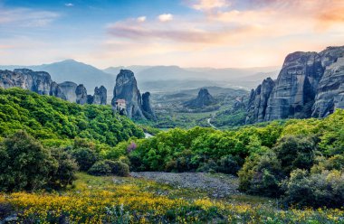 Ünlü Doğu Ortodoks manastırlarının, kaya sütunlarının üzerine inşa edilmiş bir Dünya Mirası sahası olarak listelenmiş fantastik manzarası. Kalabaka 'nın güzel bahar günbatımı mevkii, Trikala bölgesel birimi, Yunanistan Teselya' nın bir parçası.