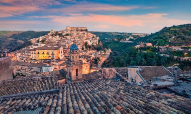 Ragusa şehrinin çekici bahar manzarası. Arka planda Palazzo Cosentini ve Duomo di San Giorgio kilisesi var. Sicilya, İtalya, Avrupa 'da renkli gün batımı. Seyahat konsepti arka planı.