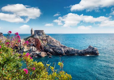 Portovenere kasabasındaki Aziz Peter Kilisesi 'nin çekici sabah manzarası. Akdeniz 'in, Liguria' nın, La Spezia 'nın, İtalya' nın, Avrupa 'nın pitoresk bahar deniz manzarası. Seyahat konsepti arka planı.