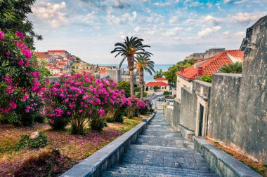 Dubrovnik şehrindeki ünlü Bokar Kalesi 'nin renkli sabah manzarası. Hırvatistan ve Avrupa 'nın heyecan verici yaz şehirleri. Akdeniz ülkelerinin güzel dünyası. Seyahat konsepti arka planı