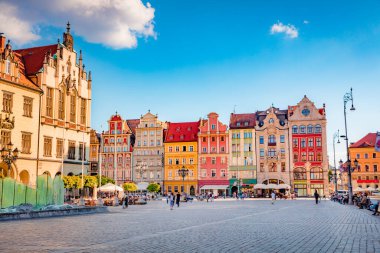 Wroclaw 'ın çarpıcı sabah manzarası, Silezya' nın tarihi başkenti, güzel eski evleri, Polonya, Avrupa. Pazar Meydanı 'nın harika yaz manzarası. Seyahat konsepti arka planı