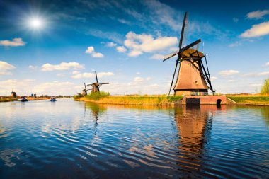 Meşhur Kinderdijk Kanalı 'nda yel değirmenli bir yaz sahnesi. Eski Hollanda köyü Kinderdijk, UNESCO dünya mirası bölgesi. Hollanda, Avrupa.