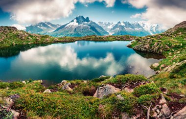 Arka planda Mont Blanc (Monte Bianco) ile Lac Blanc Gölü 'nün muhteşem yaz manzarası, Chamonix konumu. Vallon de Berard Doğa Koruma Alanı, Graian Alpleri, Fransa, Avrupa. 