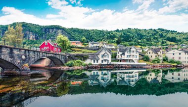 Hardangerfjord 'un kuzey tarafındaki Norheimsund köyünün güzel yaz manzarası. Norveç, Avrupa 'nın aydınlık sabah manzarası. Instagram filtre tonu.