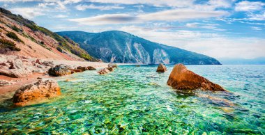 Myrtos Sahili 'nin muhteşem manzarası. Divarata köyü, Yunanistan, Avrupa 'daki Cephalonia adasının muhteşem sabah manzarası. İyon Denizi 'nin heyecan verici bahar deniz manzarası. Doğa konseptinin güzelliği.