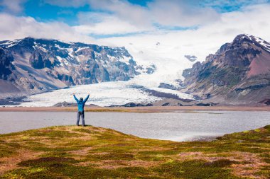 Vatnajokull buzulundan eriyen buz. Vatnajokull Ulusal Parkı 'ndaki renkli yaz sahnesinde İzlanda, Avrupa' da göl kıyısında el kaldırıldı. İşlenmiş fotoğraf sonrası sanatsal stil.