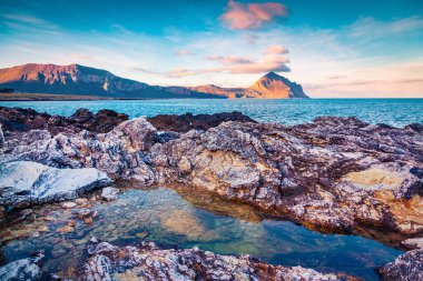 Sicilya, Macari köyü, San Vito burnu, Trapani ili, İtalya, Avrupa 'da çekici bir gün doğumu. Bue Marino Sahili 'nin güzel sabah manzarası. Akdeniz 'in muhteşem deniz manzarası.