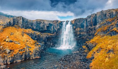Gufufoss 'un uçan dronundan (Gufu Şelalesi) görüntü. İzlanda, Avrupa 'nın tipik volkanik manzarasının kasvetli gece yarısı güneşi sahnesi. Doğa konseptinin güzelliği.