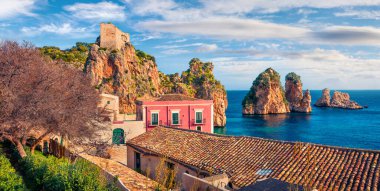 Tonnara di Scopello 'nun göz kamaştırıcı bahar sahnesi. Sicilya, İtalya, Avrupa 'nın güneşli manzarası. Akdeniz 'in muhteşem deniz manzarası. Seyahat konsepti arka planı.
