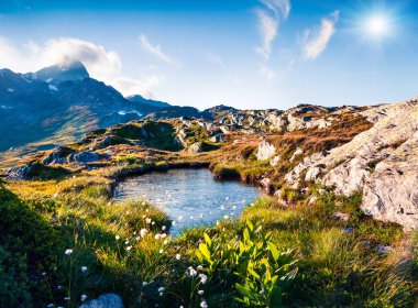 Grimselpass 'ın tepesindeki Totensee Gölü yakınlarında renkli bir yaz sabahı. İsviçre Alpleri 'nde, Bern Kantonu' nda, İsviçre 'de, Avrupa' da muhteşem bir açık hava sahnesi. İşlenmiş fotoğraf sonrası sanatsal stil.