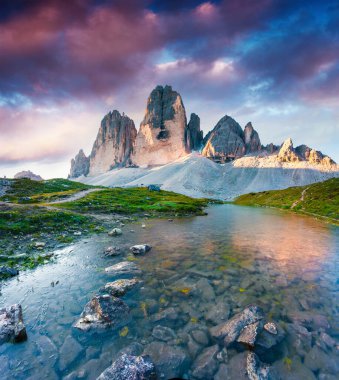 Rienza Gölü 'nde renkli bir yaz sahnesi. Ulusal Park Tre Cime di Lavaredo' da Ursprung. Sunrisi, Dolomite, Güney Tyrol 'da. Konum Auronzo, İtalya, Avrupa.