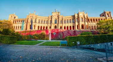 Maximilianeum 'un güneşli akşam manzarası, Bavyera Eyalet Parlamentosu' nun evi, sadece rehberli turlar ve Münih, Bavyera, Almanya, Avrupa.