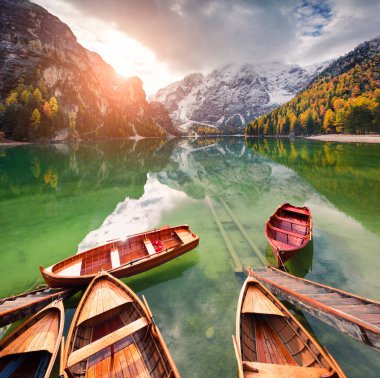 Arka planda Braies Lakeand Seekofel 'deki eğlence tekneleri. İtalyan Alplerinde renkli sonbahar manzarası, Naturpark Fanes-Sennes-Prags, Dolomite, İtalya, Avrupa. İşlenmiş fotoğraf sonrası sanatsal stil